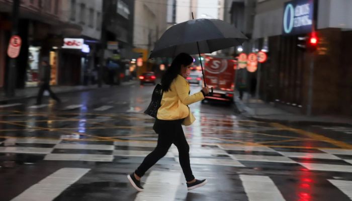 Temperaturas sobem no Interior e chuva fica mais intensa no Paraná no feriado
