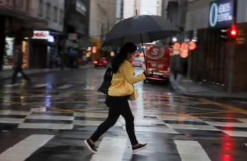 Temperaturas sobem no Interior e chuva fica mais intensa no Paraná no feriado